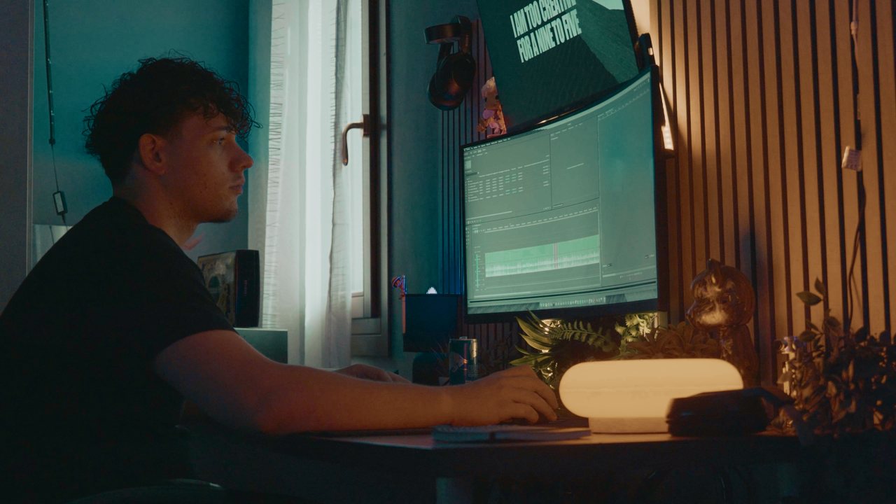Lo stesso fotogramma dopo il color grading, con toni caldi e ombre verde acqua